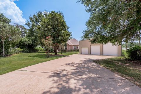 Photo of 206 Lake Front Drive, Trinity, TX 75862 (MLS # 15908525)