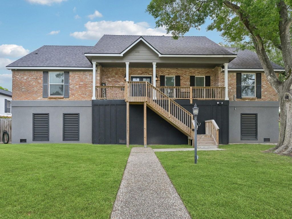 Photo of 18611 Point Lookout Drive, Nassau Bay, TX 77058 (MLS # 40788513)