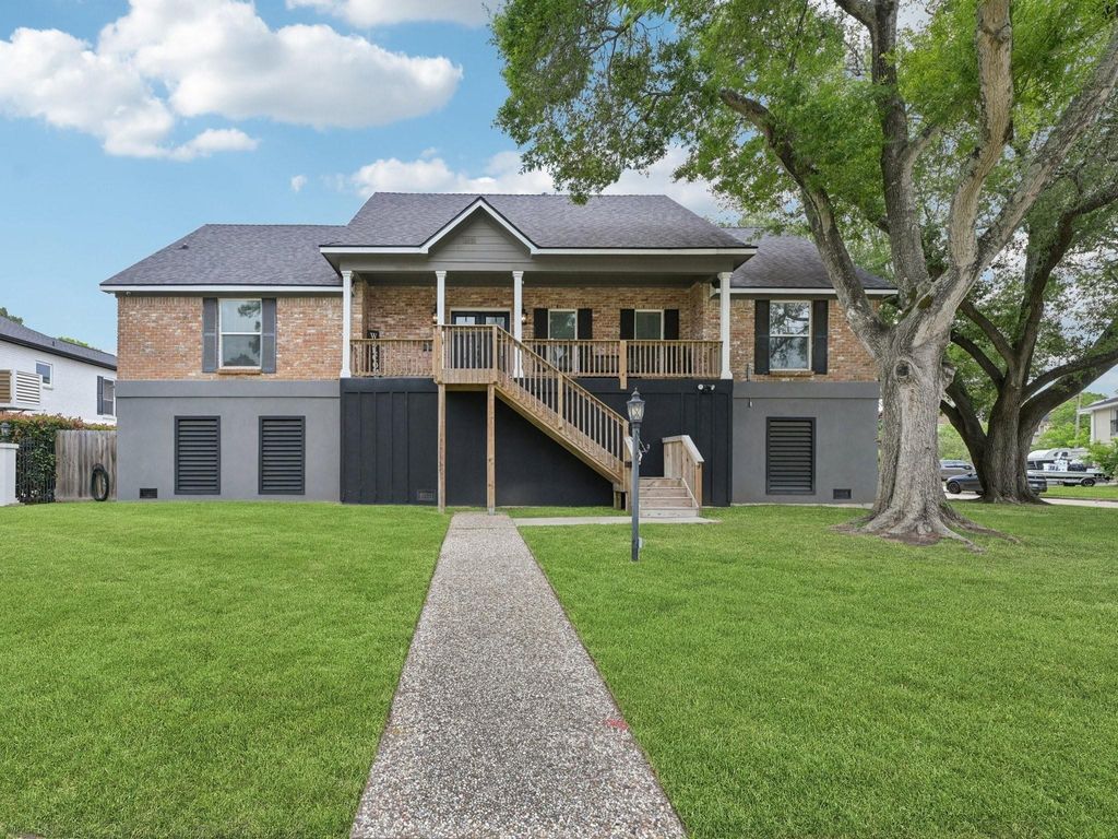 Photo of 18611 Point Lookout Drive, Nassau Bay, TX 77058 (MLS # 40788513)