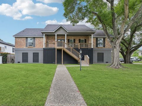 Photo of 18611 Point Lookout Drive, Nassau Bay, TX 77058 (MLS # 40788513)