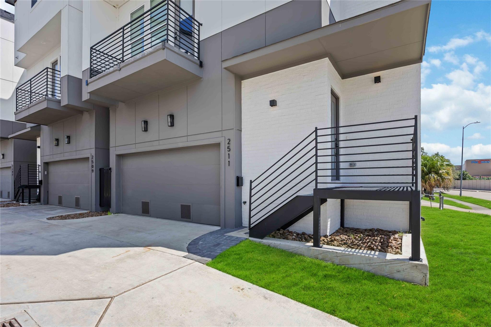 2507 N Macgregor Way