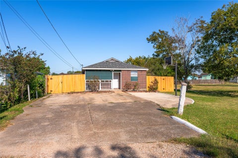 Photo of 2713 Avenue C, Dickinson, TX 77539 (MLS # 6770314)