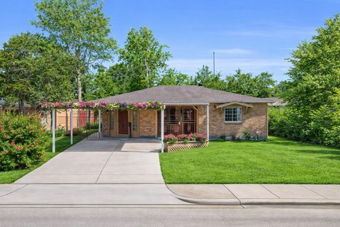 Photo of 3922 Simsbrook Drive, Houston, TX 77045 (MLS # 42330205)