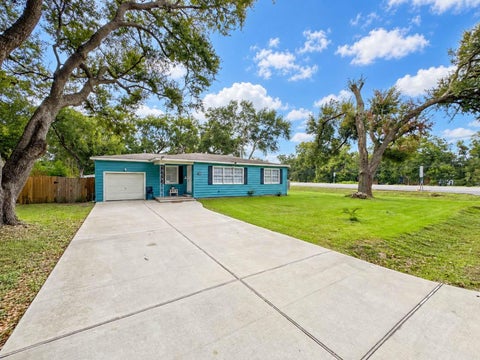 Photo of 6737 E Bayou Drive, Hitchcock, TX 77563 (MLS # 93843516)