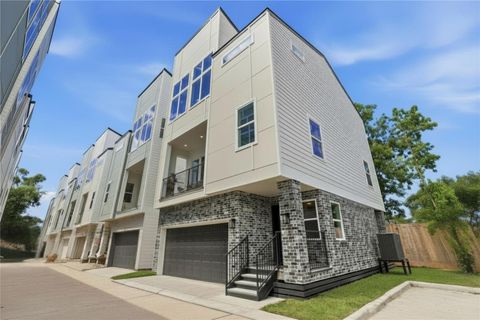 Photo of 316 Walthall Drive #A, Houston, TX 77022 (MLS # 22164627)