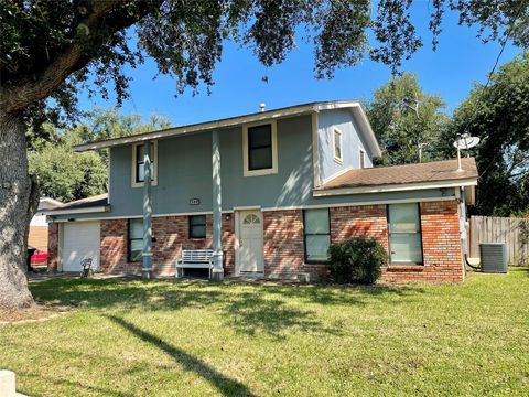 Photo of 300 Hargett Street, Clute, TX 77531 (MLS # 84008029)