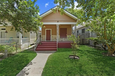Photo of 2212 32nd Street, Galveston, TX 77550 (MLS # 41983715)