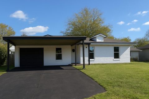 Photo of 12939 Segrest Drive, Houston, TX 77047 (MLS # 82756509)