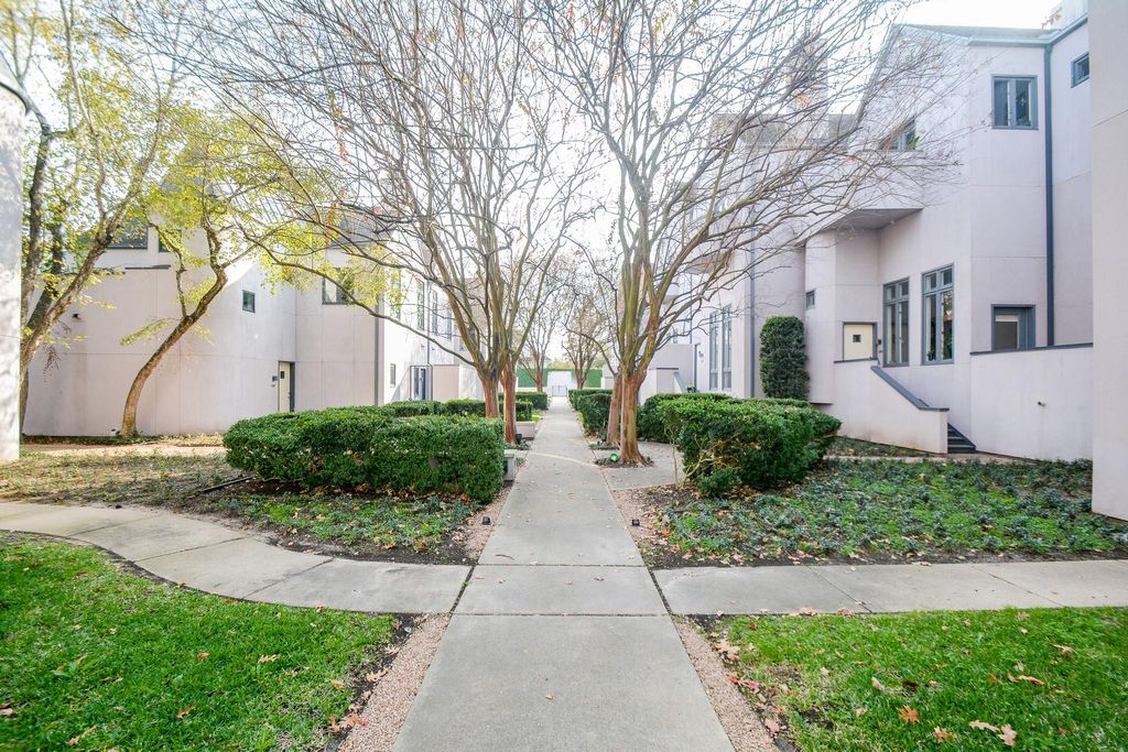 Photo of 1395 Arlington Street #1395, Houston, TX 77008 (MLS # 82802396)