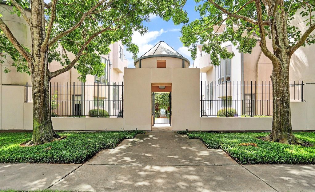 Photo of 1395 Arlington Street #1395, Houston, TX 77008 (MLS # 82802396)