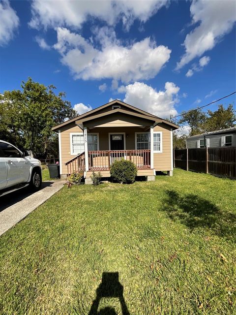 Photo of 2515 Harris Street, Baytown, TX 77521 (MLS # 32674065)