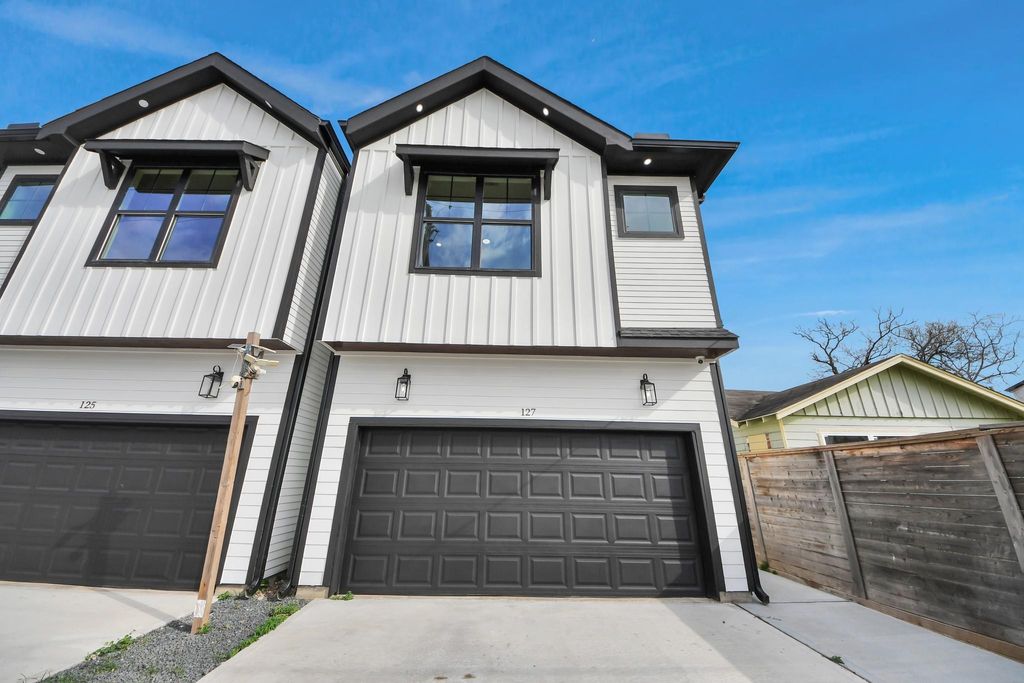 Photo of 125 E 38th Street, Houston, TX 77018 (MLS # 7043333)