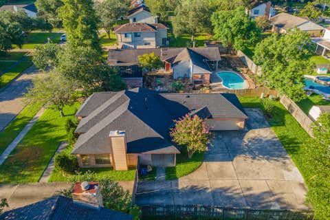 Photo of 428 Old Course Dr Dr, Friendswood, TX 77546 (MLS # 41657039)