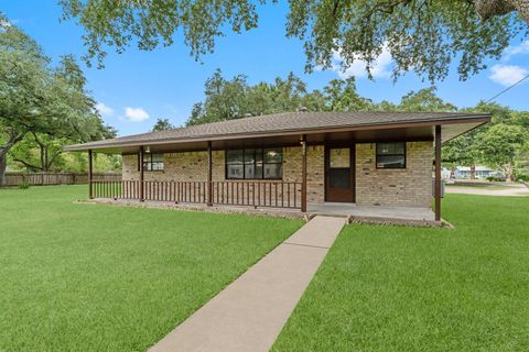 4704 1st Street Bacliff TX 77518