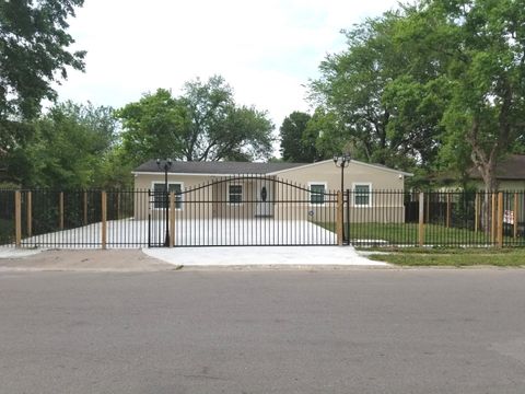 Photo of 5631 Belarbor Street, Houston, TX 77033 (MLS # 58868177)