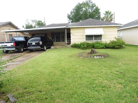 Photo of 2402 Reinerman Street, Houston, TX 77007 (MLS # 19104160)