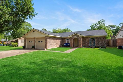 Photo of 16111 La Cabana Drive, Houston, TX 77062 (MLS # 30911667)