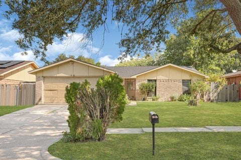 Photo of 5626 Irish Hill Drive, Houston, TX 77053 (MLS # 45657301)