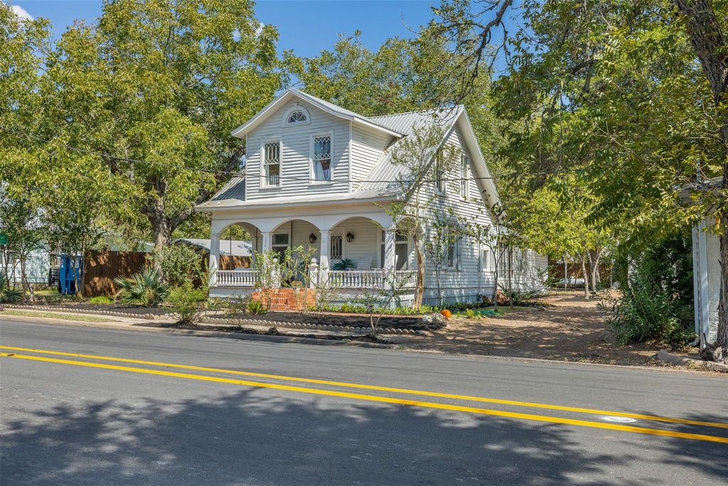Photo of 206 N Rusk St, Fayetteville, TX 78940 (MLS # 36174800)