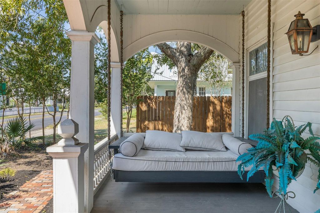 Photo of 206 N Rusk St, Fayetteville, TX 78940 (MLS # 36174800)