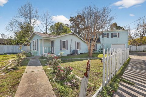 Photo of 712 E Peach Street, Angleton, TX 77515 (MLS # 78209637)