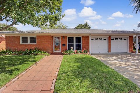 Photo of 7213 Youpon Drive, Galveston, TX 77551 (MLS # 82976203)