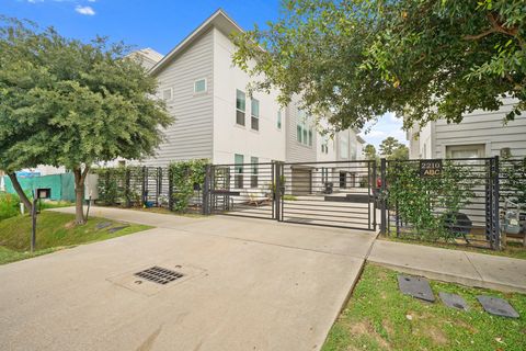 Photo of 2210 Lou Ellen Lane #F, Houston, TX 77018 (MLS # 34266785)