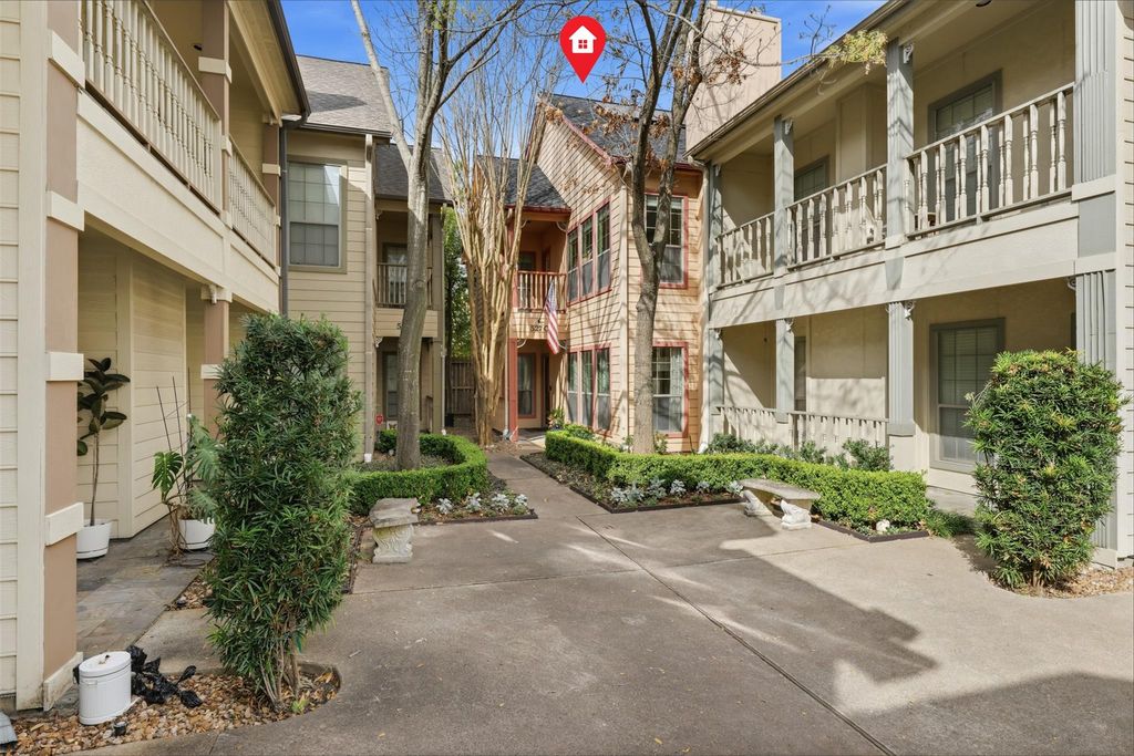 Photo of 527 Oxford Street #C, Houston, TX 77007 (MLS # 76703519)