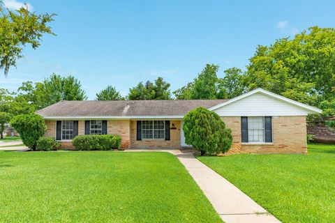 Photo of 738 Oyster Creek Drive, Richwood, TX 77531 (MLS # 21376903)