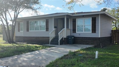 Homes For Sale - 917 Temple Drive<br/> Hitchcock, TX 77563