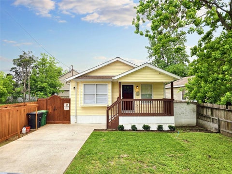 Photo of 828 E 39th Street, Houston, TX 77022 (MLS # 26787914)