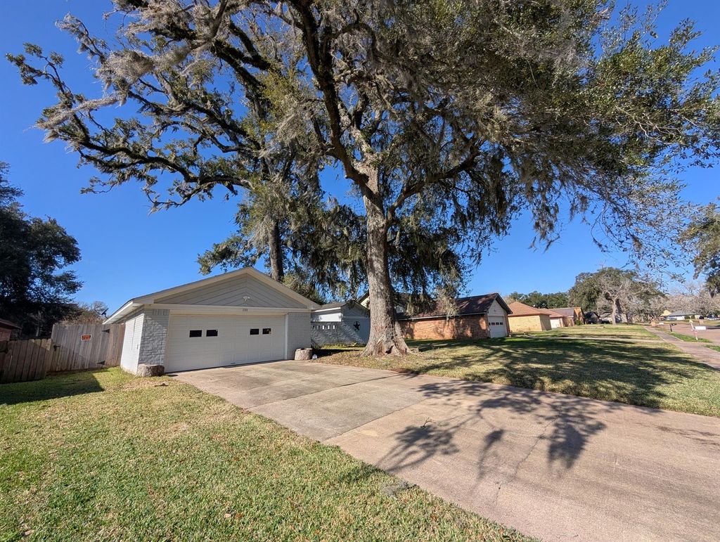 Photo of 133 Spanish Moss Lane, Lake Jackson, TX 77566 (MLS # 90642402)