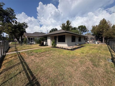 Photo of 1003 E 14th Street, Houston, TX 77009 (MLS # 79494123)
