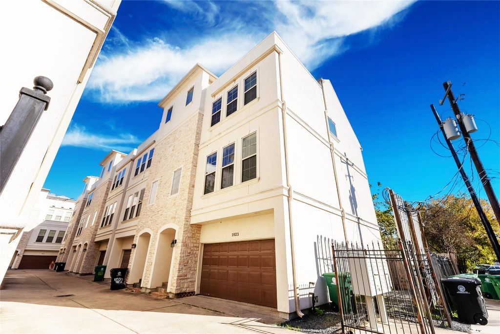 Photo of 5226 Kiam St Street #1023, Houston, TX 77007 (MLS # 46267018)