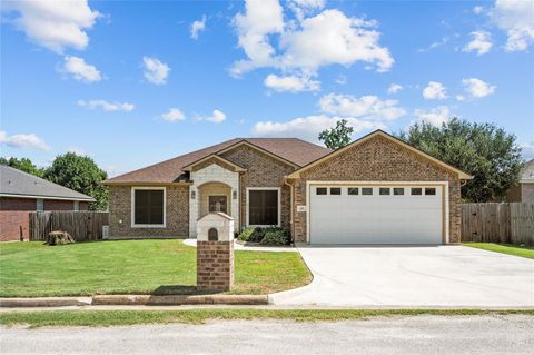 Homes For Sale - 600 Olde Oaks Circle<br/> Madisonville, TX 77864