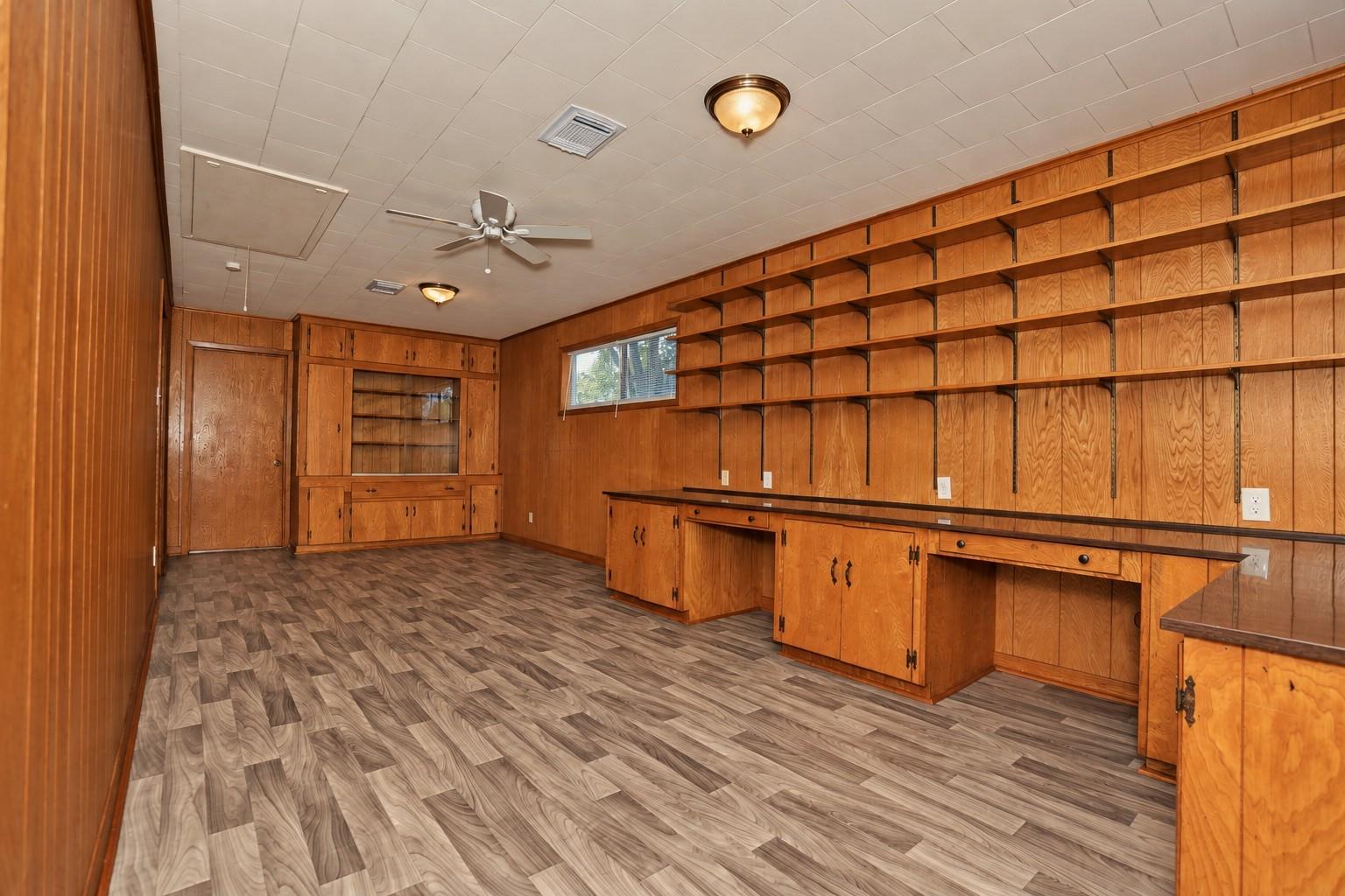 912 Robinhood Lane