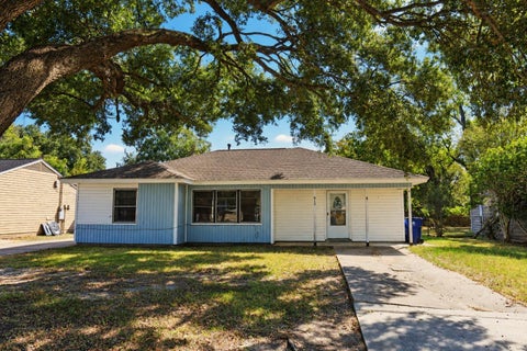 Photo of 912 Robinhood Lane, Angleton, TX 77515 (MLS # 42711743)
