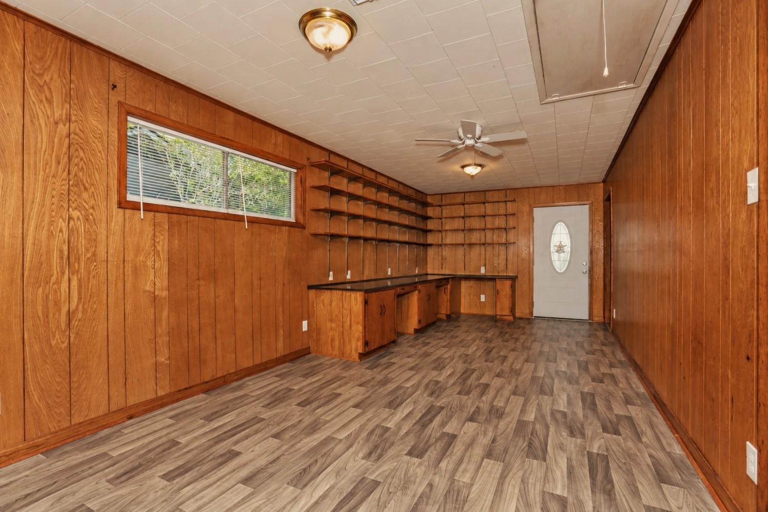 912 Robinhood Lane