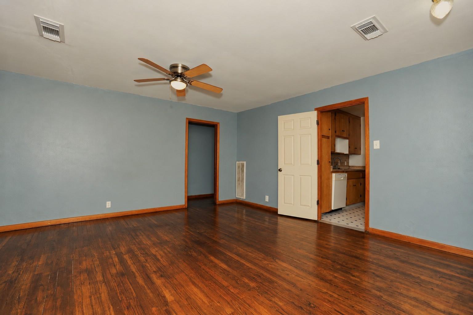 912 Robinhood Lane