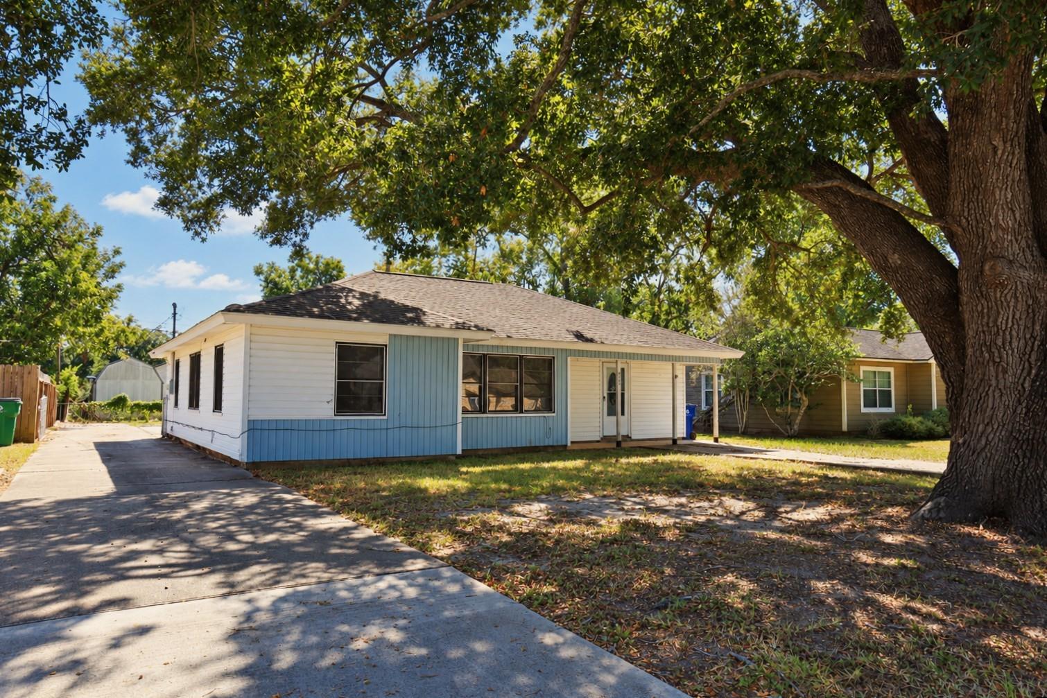 912 Robinhood Lane