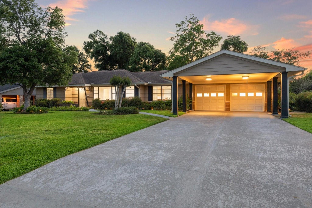 Photo of 1309 Centennial Drive, Houston, TX 77055 (MLS # 22473330)