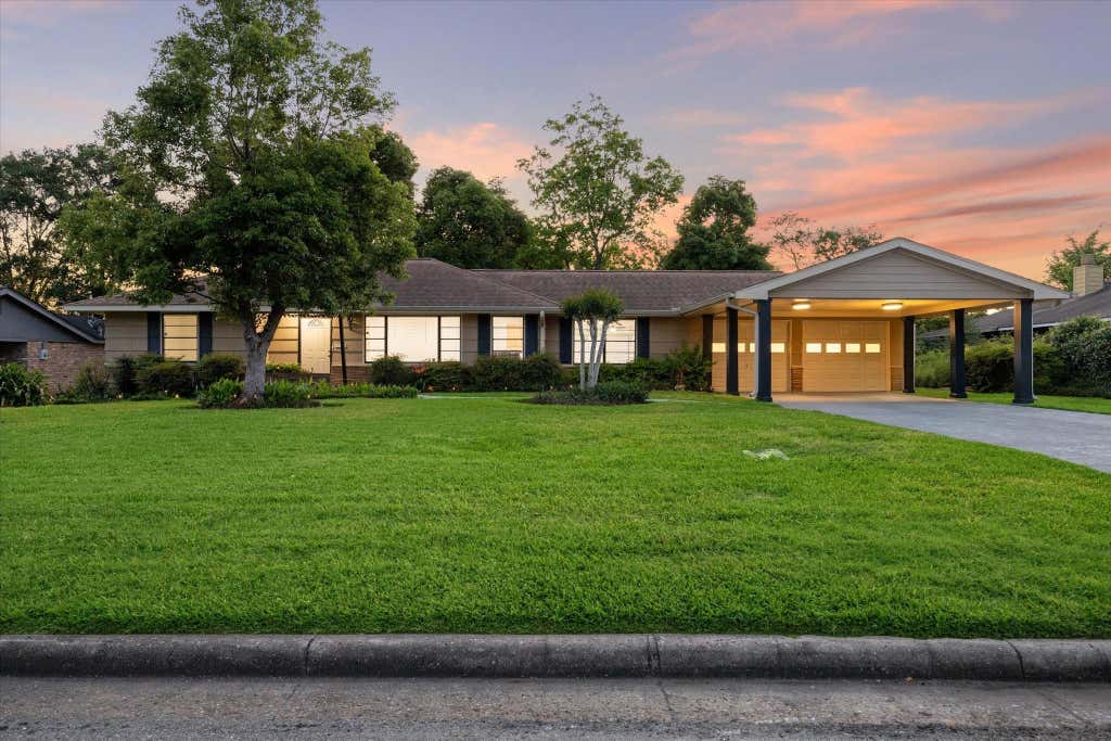 Photo of 1309 Centennial Drive, Houston, TX 77055 (MLS # 22473330)
