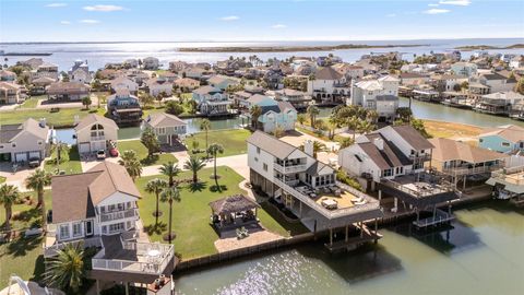 Photo of 1314 Hawaii Drive, Tiki Island, TX 77554 (MLS # 64564884)