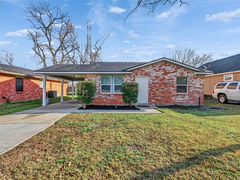 Photo of 2613 Timber Drive, Dickinson, TX 77539 (MLS # 63383875)
