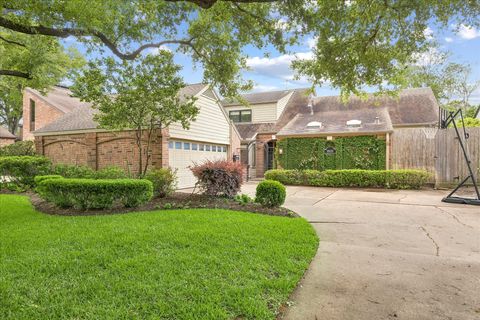 Photo of 10215 Piping Rock Lane, Houston, TX 77042 (MLS # 73839601)