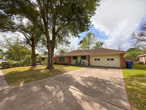 Photo of 720 Northridge St, Angleton, TX 77515 (MLS # 91509346)