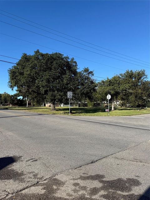 Photo of 203 N Orange Street, Sweeny, TX 77480 (MLS # 14946111) Photo of 203 N Orange Street, Sweeny, TX 77480 (MLS # 14946111)