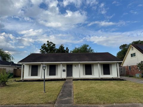 Photo of 11010 Sageburrow Drive, Houston, TX 77089 (MLS # 93980834) Photo of 11010 Sageburrow Drive, Houston, TX 77089 (MLS # 93980834)