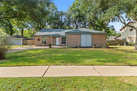 Photo of 1207 Yorkshire Drive, Friendswood, TX 77546 (MLS # 35118355)