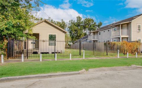 Photo of 1416 Sydnor Street, Houston, TX 77020 (MLS # 30034068)